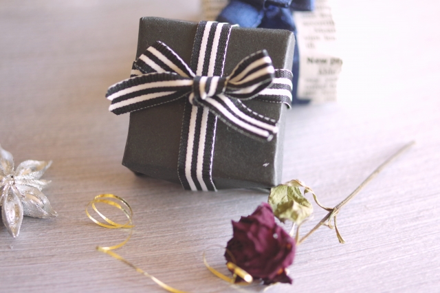 リボンの結び方 プレゼントの箱に十字や斜め掛けなど簡単な方法紹介 ためになるサイト
